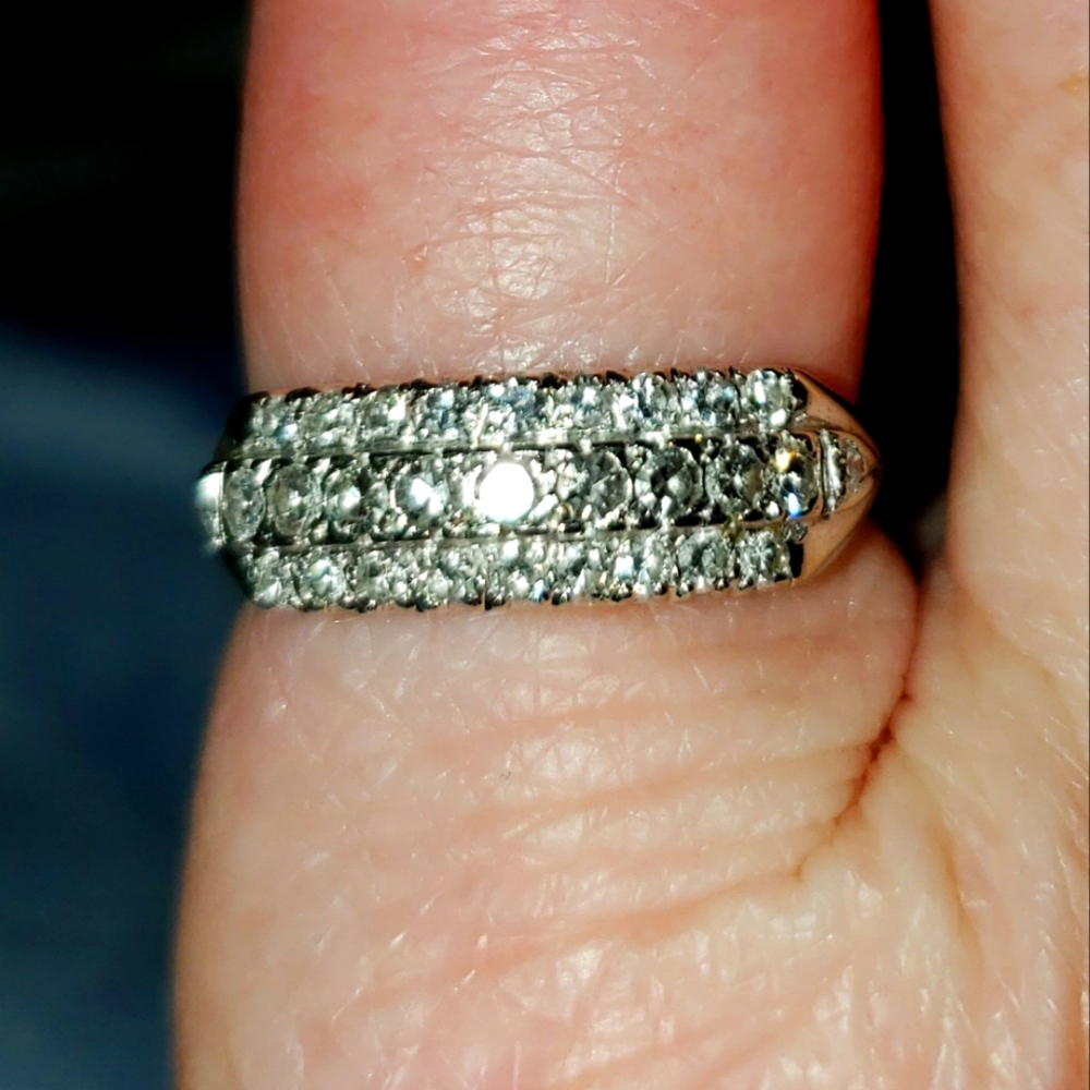 DIAMOND,  VS, G DIAMONDS( 3 ROW RING, SIZE 8....GEORGOUS, FROM THE 1940S,SLASHED
